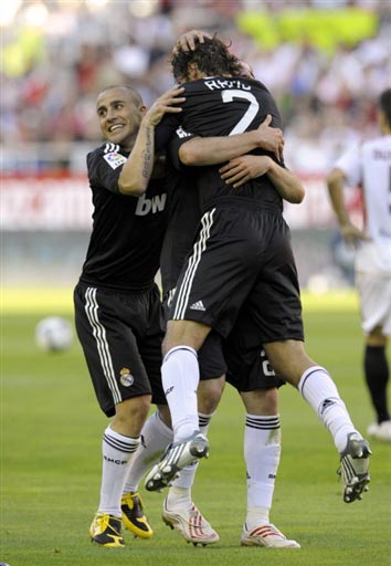 詹姆斯关键时刻稳住节奏（关键时刻，詹姆斯掌控节奏）