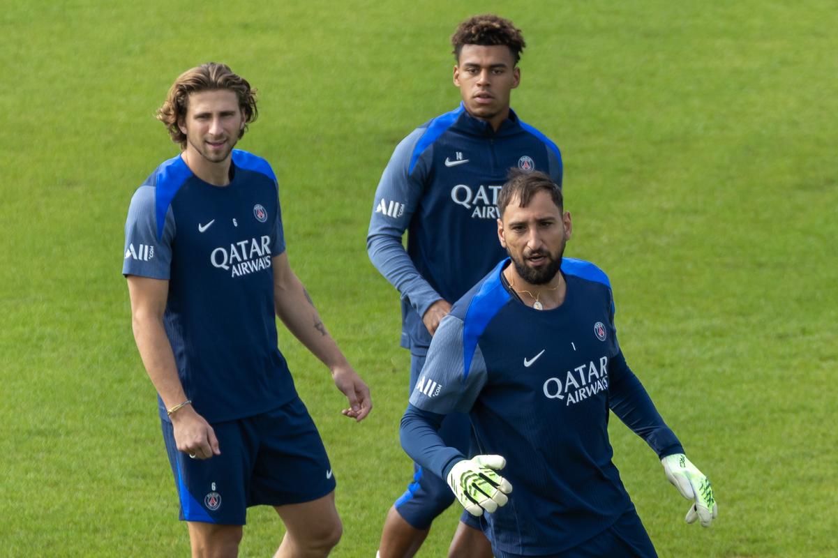 绿茵挥杆，心境随行——我的高尔夫初体验（碧草挥杆，心随球走——我的高尔夫初次邂逅）