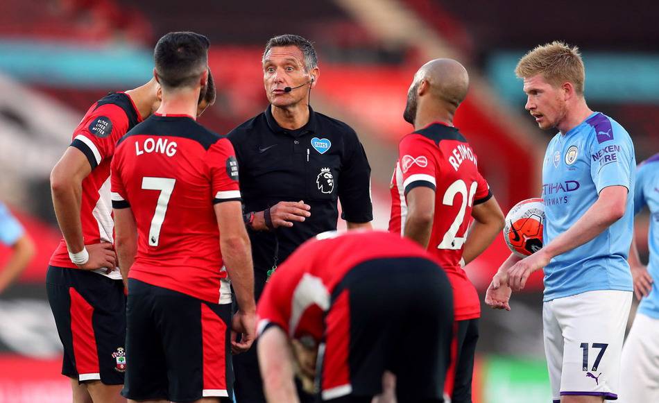 官方：法兰克福后卫鲍姆在赛季首秀中膝盖内侧副韧带受伤（法兰克福官方：后卫鲍姆在赛季首秀中不慎伤到膝部内侧副韧带）