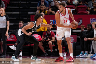 受伤的彭啸进入战上海U20的替补席，此前球员遭遇韧带损伤（韧带受伤在身，彭啸进入对阵上海U20的替补名单）