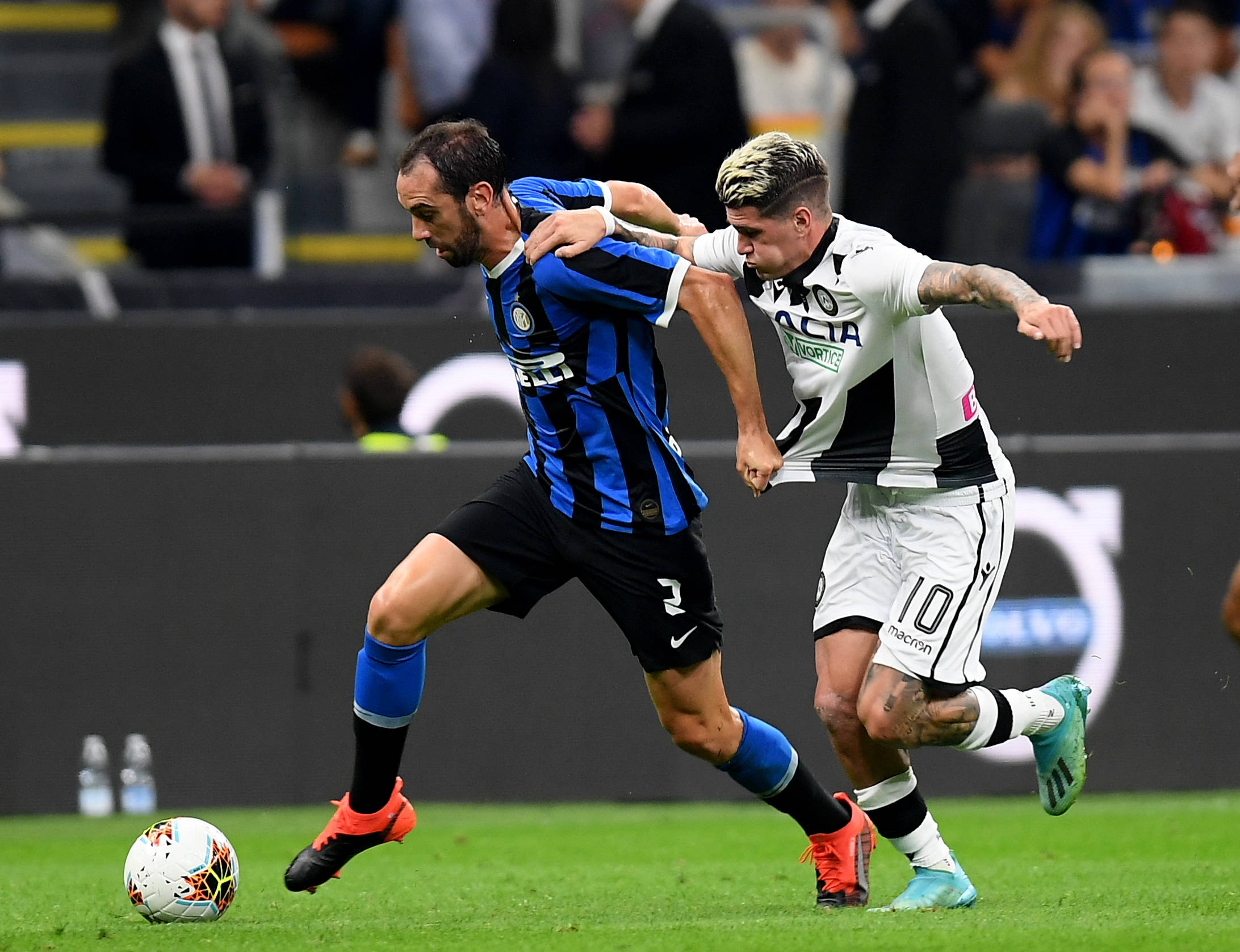 骑士新赛季表现下滑，爆冷输给马刺，主场优势助力取胜，马刺虽缺主力仍保持竞争力。（骑士状态走低遭马刺爆冷，主场加持助其告捷，马刺缺将仍具竞争力）