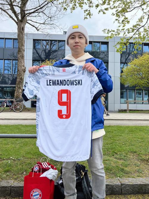 他一句话没说，但态度已经很明显（他沉默不语，态度一清二楚）