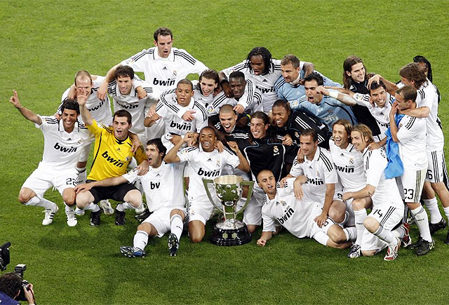 多特4-0十人黄潜，吉拉西双响，阿德耶米、斯文松建功，法比奥-席尔瓦失点（十人黄潜0-4不敌多特，吉拉西梅开二度，阿德耶米与斯文松破门，法比奥-席尔瓦点球失手）