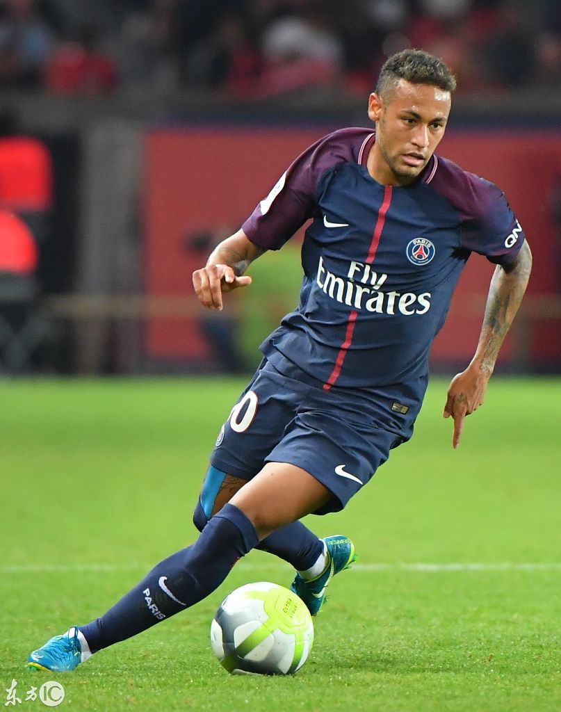 反对家暴，克雷莫内塞球衣背后印的是与球员关系密切女性名字（反家暴行动：克雷莫内塞球衣背后印与球员最亲近女性姓名）